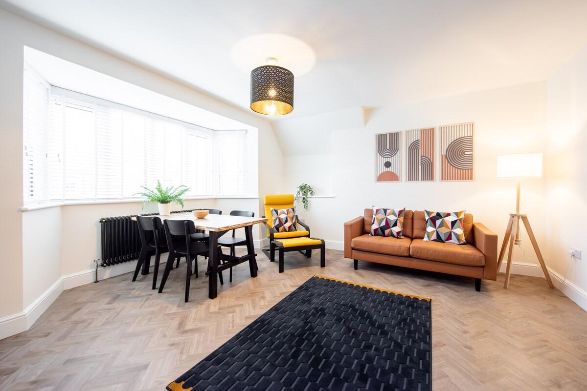 Modern 2BR Apt • Fast WiFi-Superking Bed - Parking