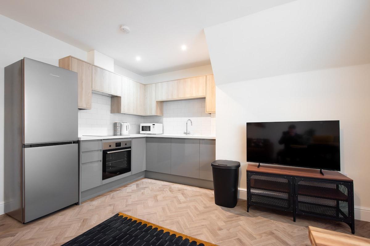 Modern 2BR Apt • Fast WiFi-Superking Bed - Parking2