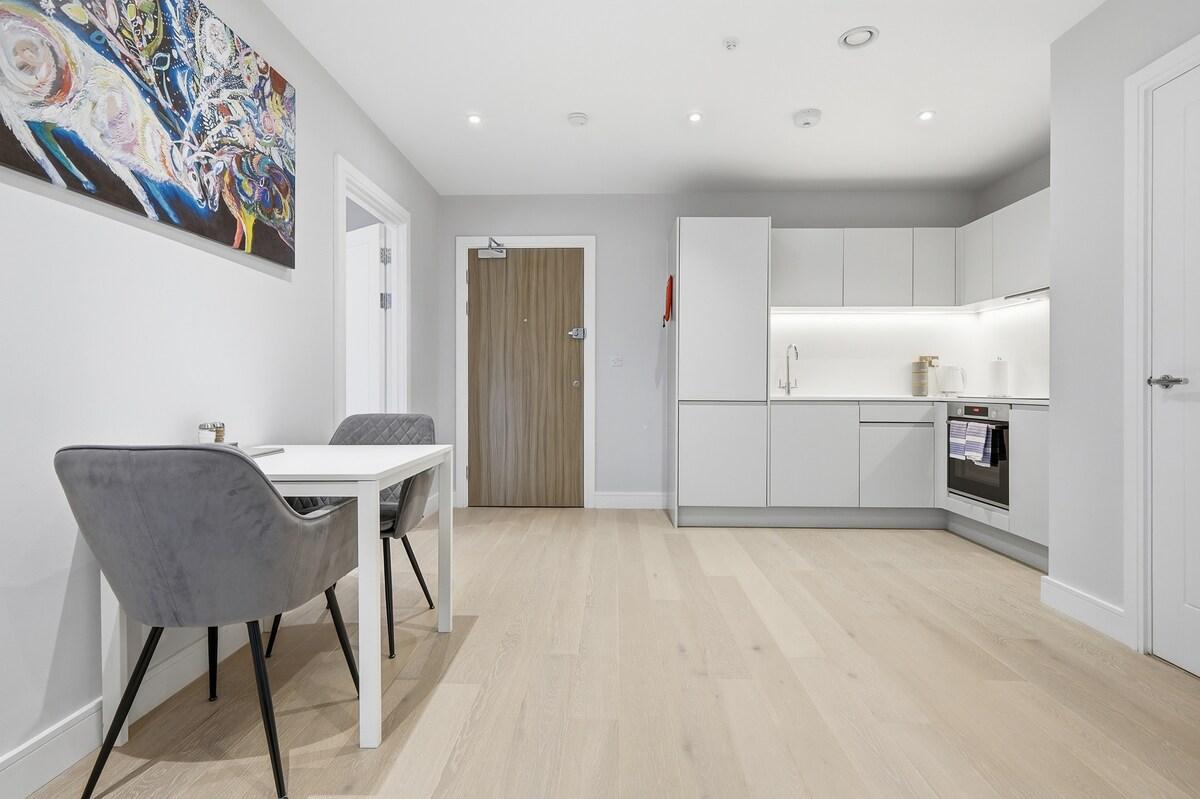 Serviced Central Flat with Parking and fast WI-FI5