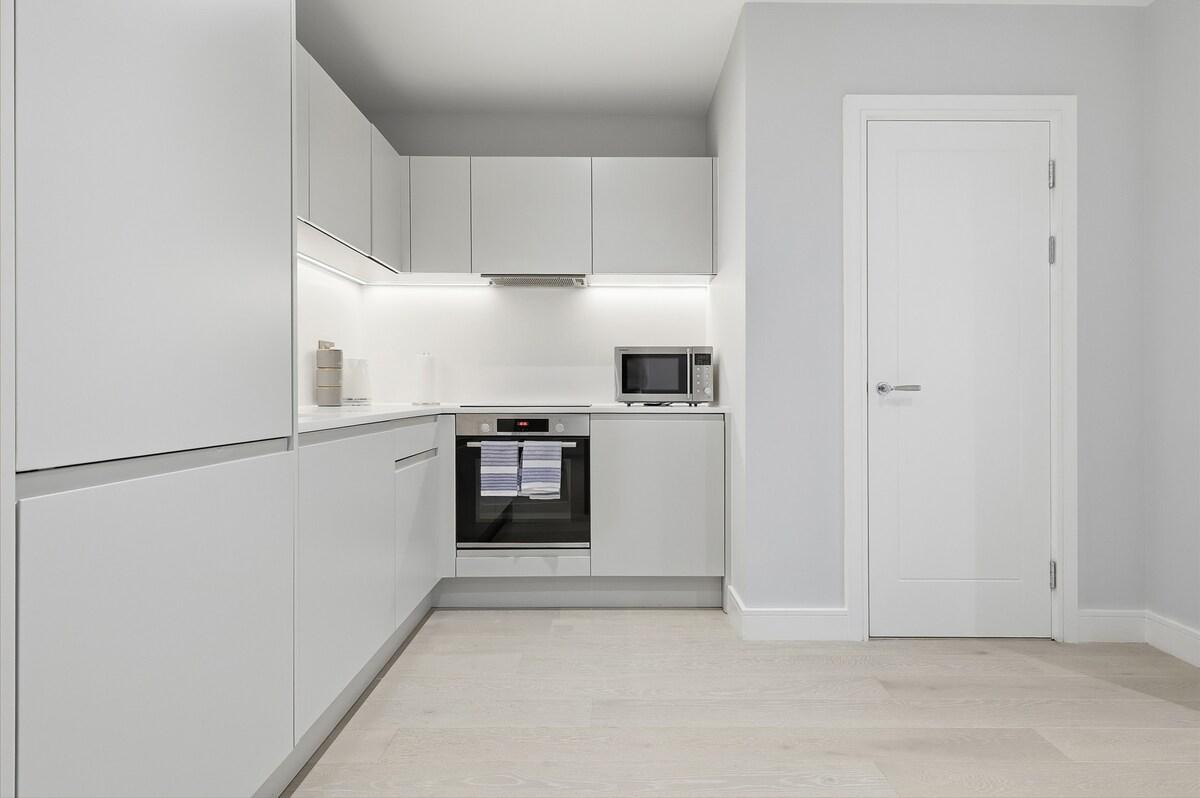 Serviced Central Flat with Parking and fast WI-FI6