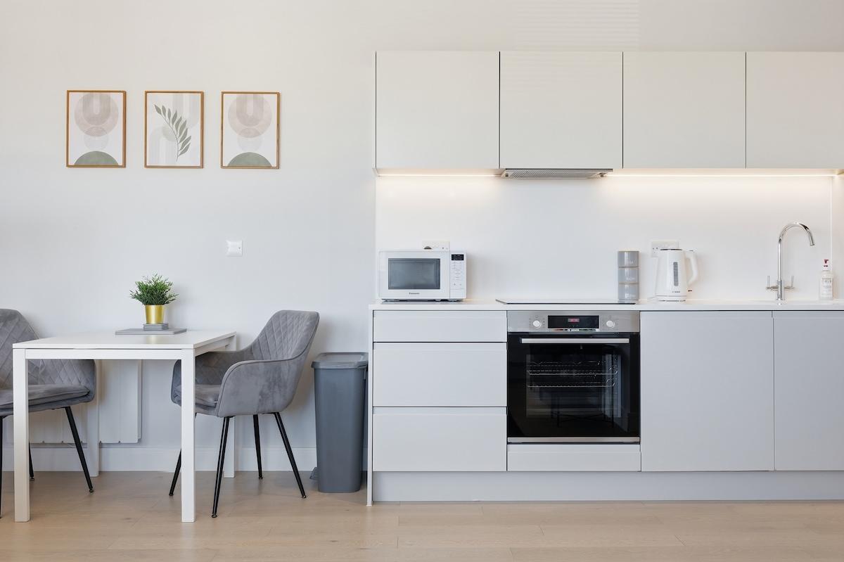 Bright, Modern 1Bed Serviced Apartment inc Parking6